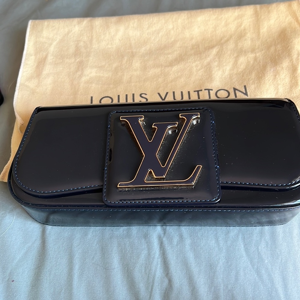 LV  AUTHENTIC IT ALMOST NEW